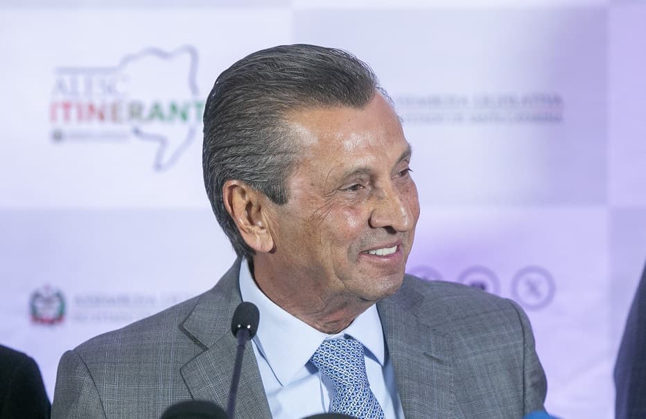 Júlio Garcia durante coletiva de imprensa (Foto: Divulgação / Alesc)