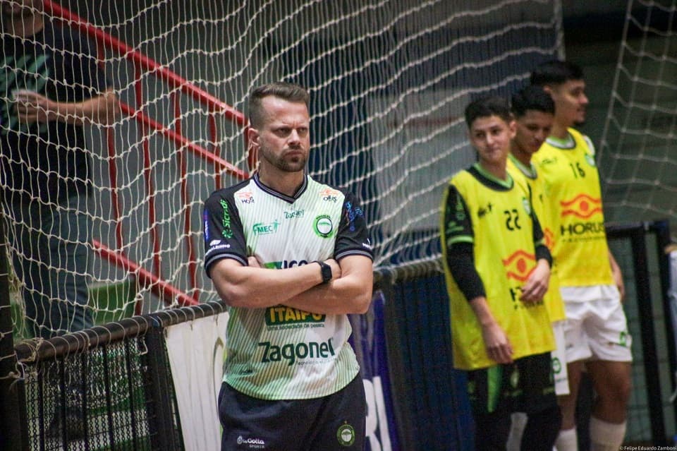 Técnico Maizena espera um bom resultado da sua equipe para encaminhar a classificação (Foto: Felipe Eduardo Zamboni)