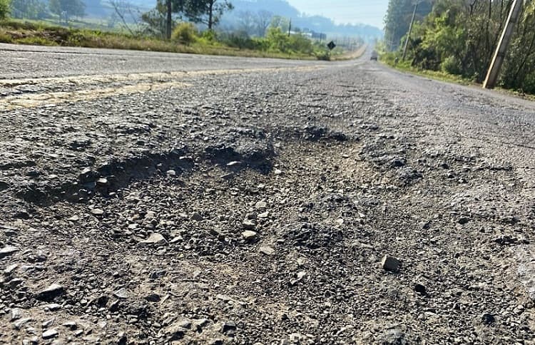 Condição do asfalto é precário (Foto: Felipe Eduardo Zamboni)