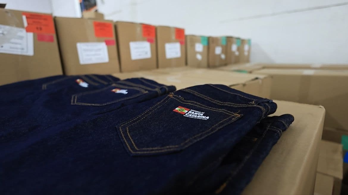 Alunos de SC ganham novos uniformes com investimentos R$ 210 milhões do governo estadual