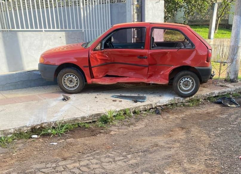 Hyundai I30 atinge Gol estacionado em São Carlos