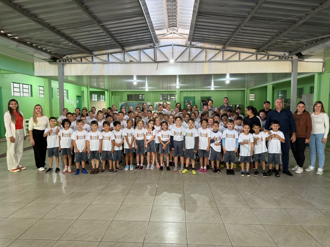 Sul Brasil entrega novos uniformes escolares aos alunos da rede municipal