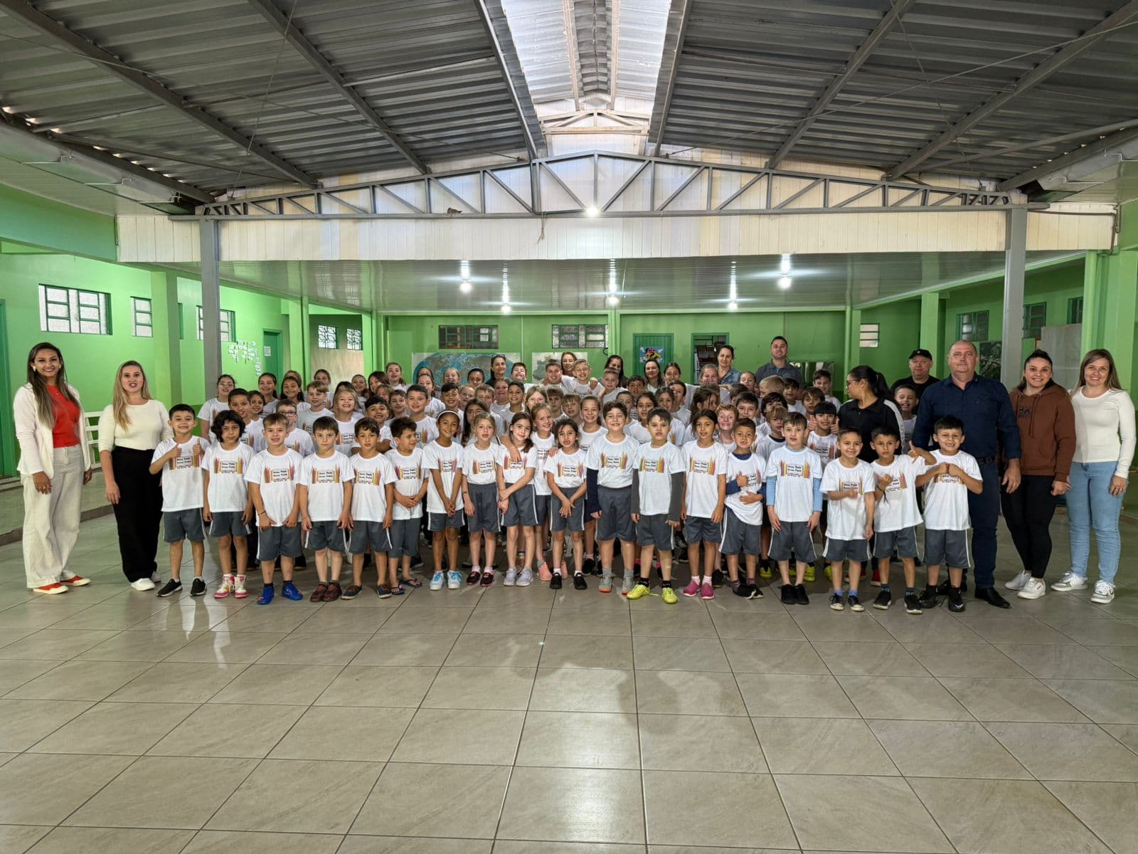 Sul Brasil entrega novos uniformes escolares aos alunos da rede municipal