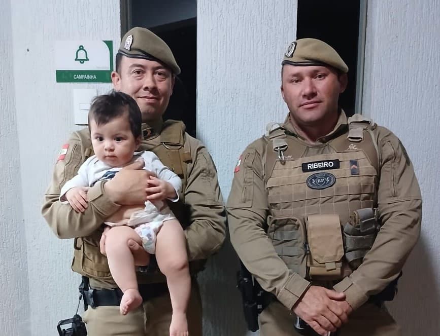 Bebê de 8 meses é salvo por PMs depois de cair do sofá