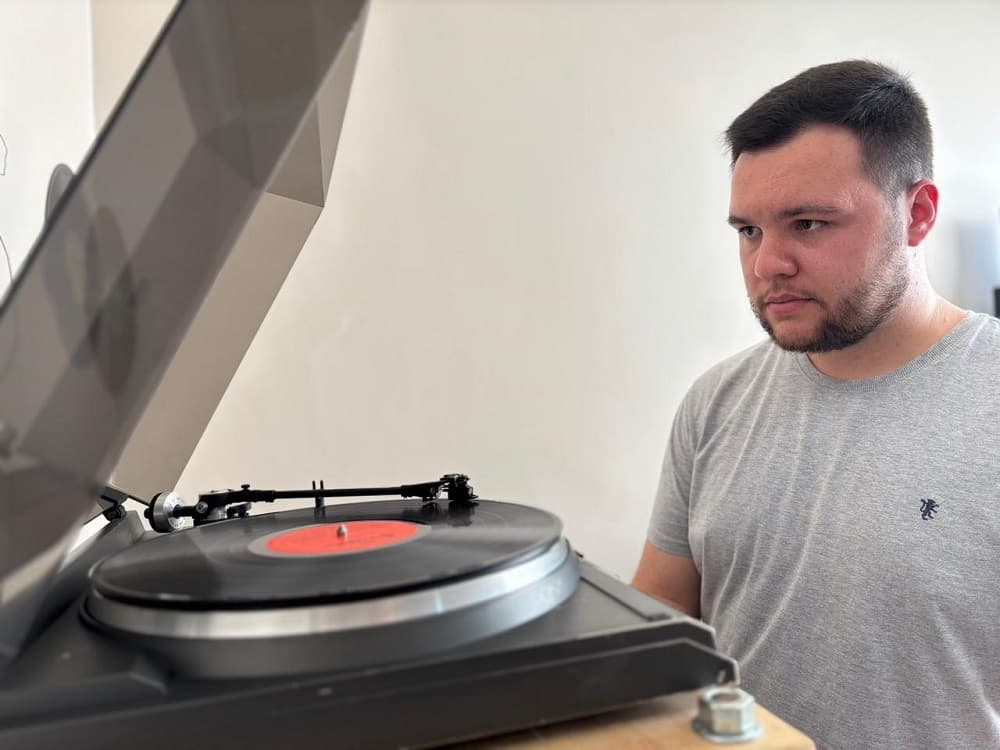 "Sem querer, querendo", radialista coleciona relíquias e DVDs originais do Chaves