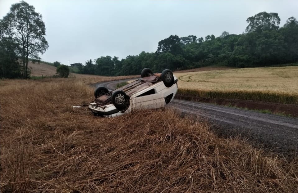 Veículo ficou com as rodas para cima (Foto: Celso Ledur)