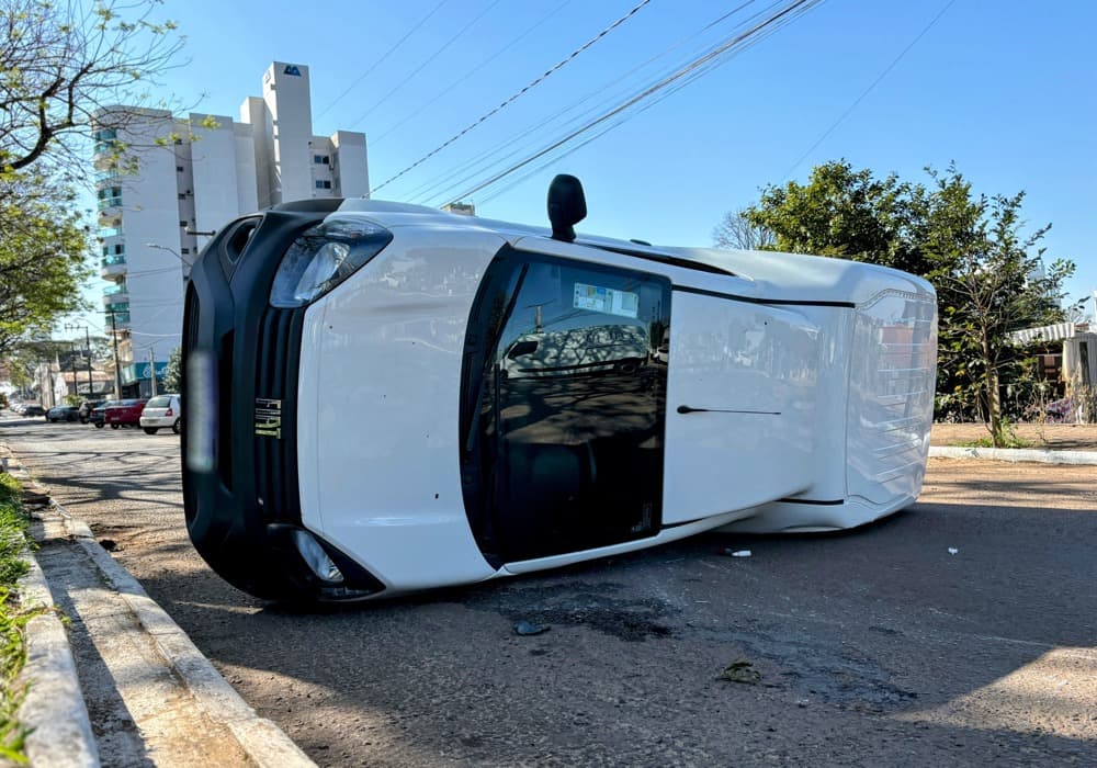 Veículo capota e ocupantes saem pelas janelas em Pinhalzinho
