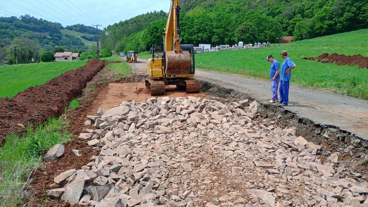 Buracos na estrada da Linha Salete são reparados pela equipe do DMER de Modelo
