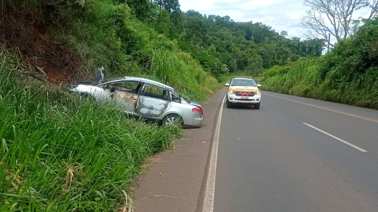 Automóvel parou às margens de rodovia (Foto: Divulgação)