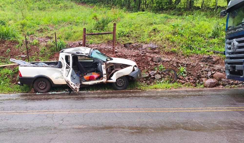 Strada ficou destruída na batida (Foto: Corpo de Bombeiros)