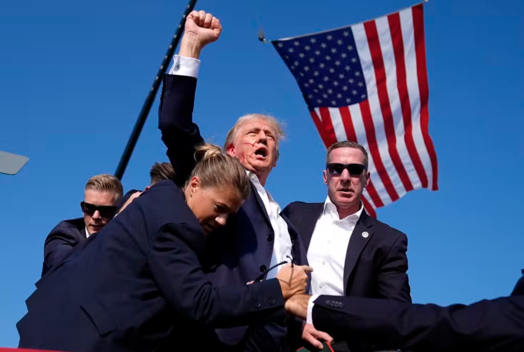 Trump é retirado de comício após sons de tiros