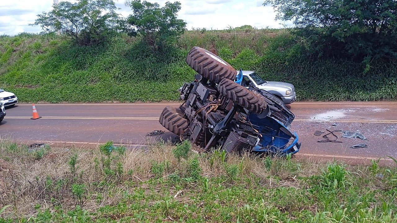 Trator recém-comprado cai em transporte ao proprietário