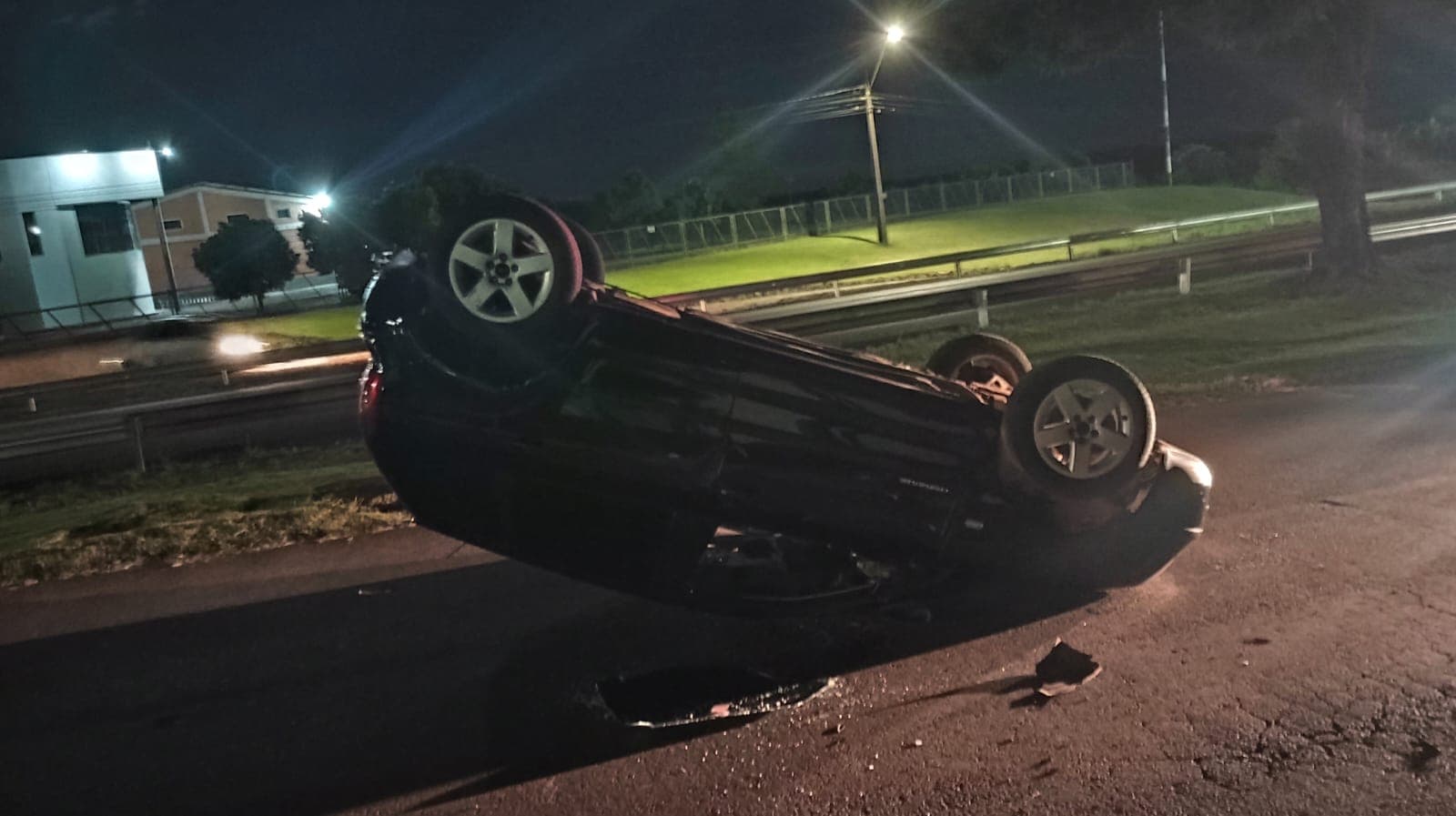Veículo ficou com as quatro rodas no ar (Foto: Divulgação CBM)