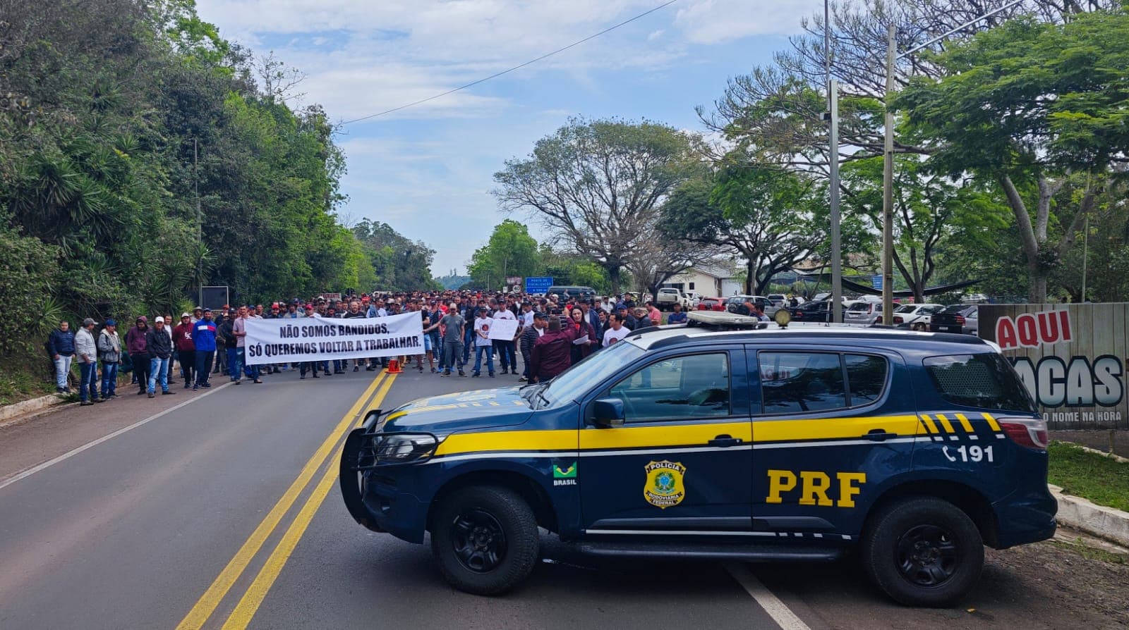 Várias pessoas se reuniram entre a divisa do estados para a manifestação (Foto: Divulgação PRF)