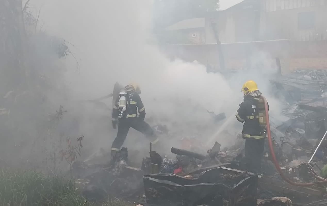 Incêndio danificou duas casas (Foto: Aguiar Meneghetti / Corpo de Bombeiros)