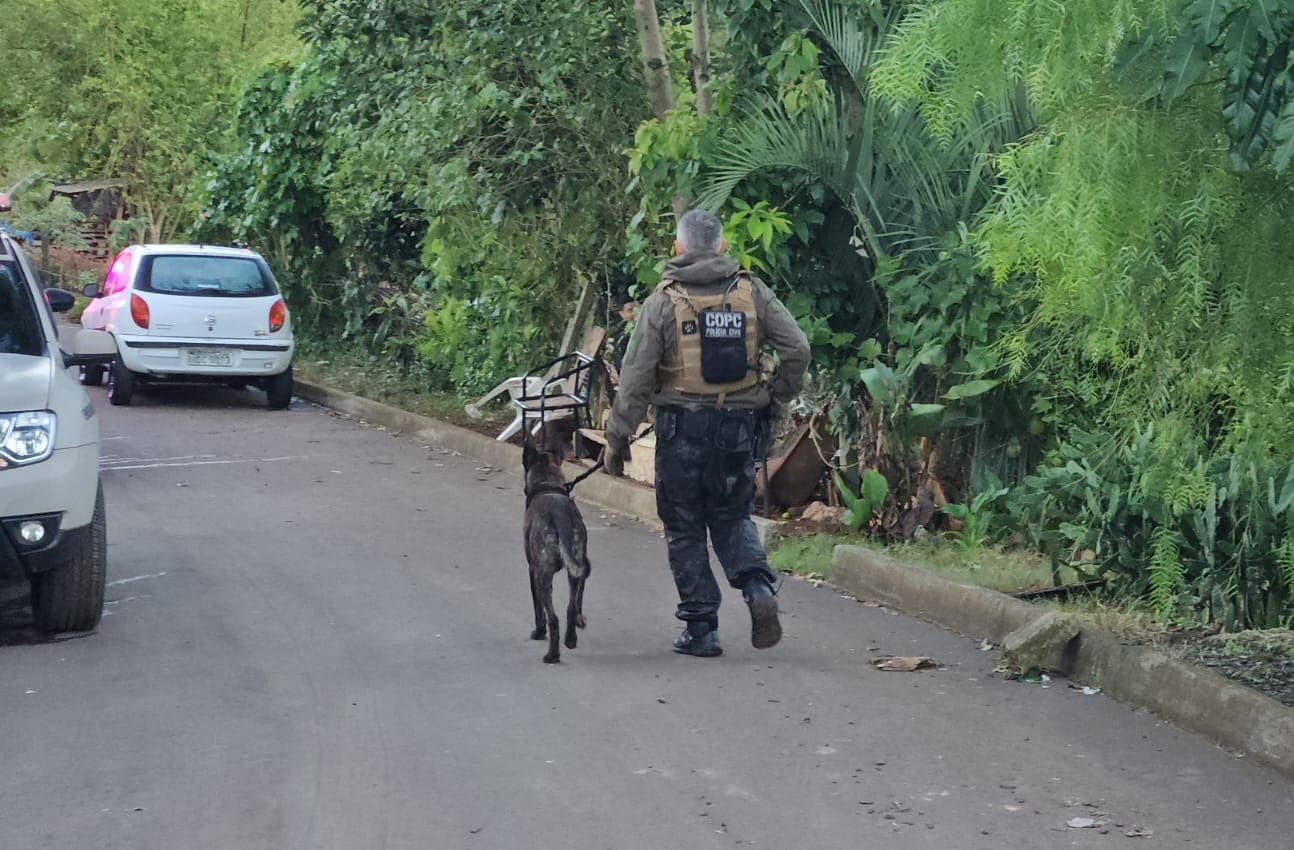 Assaltantes levam alianças e fazem reféns