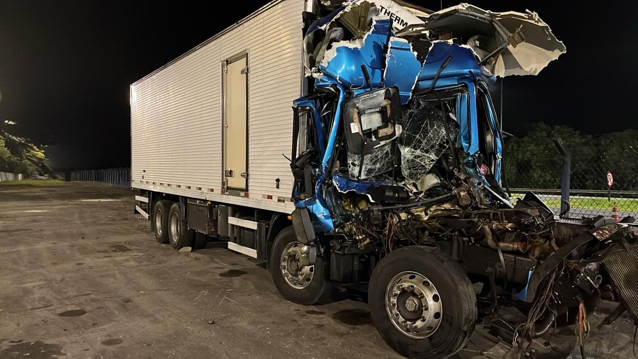 Carreta irreconhecível em acidente (Foto: Divulgação)