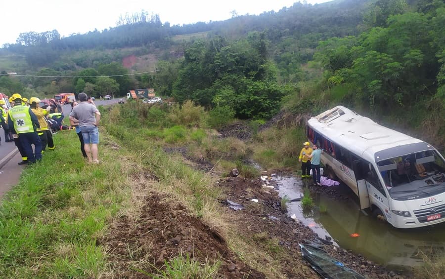 Coletivo caiu em ribanceira de quatro metros em Nova Erechim (Foto: Corpo de Bombeiros)