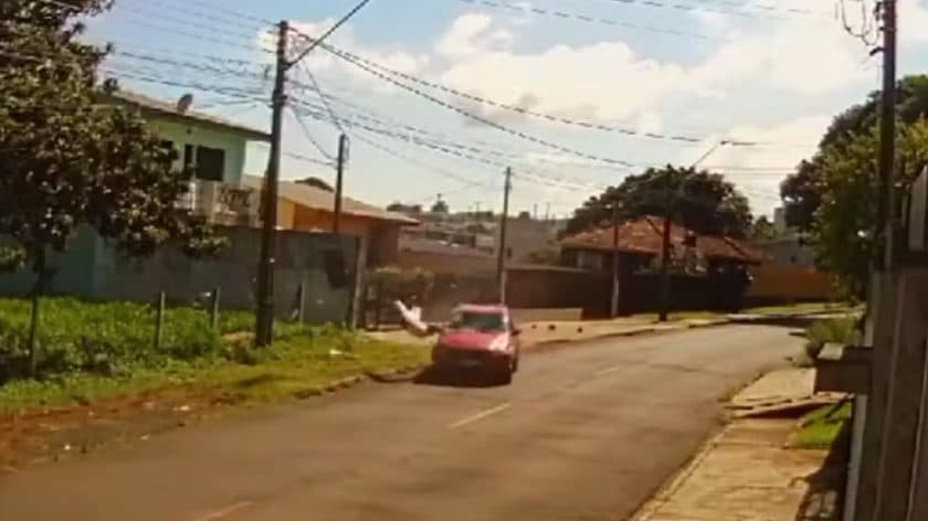 Rapaz é "acertado em cheio" enquanto empurrava carrinho de bebê