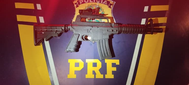 Armamento foi localizado em Santa Catarina (Foto: PRF)