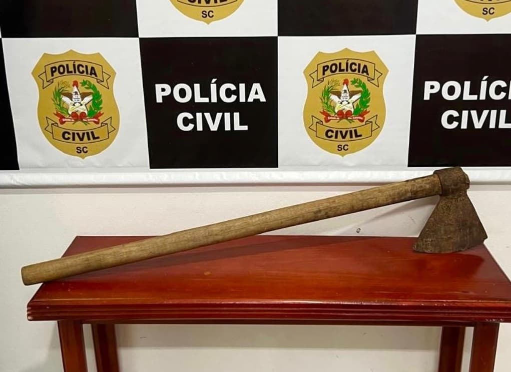 Rapaz coloca machado no lugar de "colher" em briga de marido e mulher