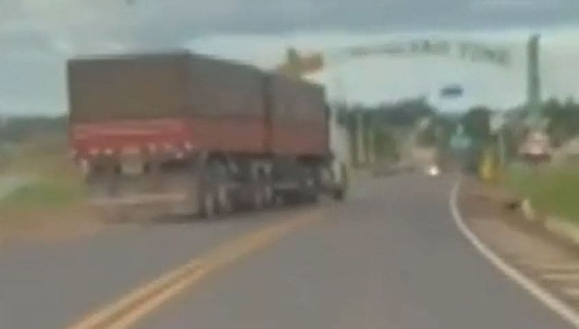 ASSISTA: Caminhoneiro tem reação alérgica ao levar picada de abelha enquanto dirigia