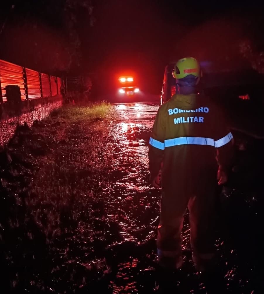 Árvore caída e ponte submersa: Cunha Porã enfrenta transtornos com a chuva