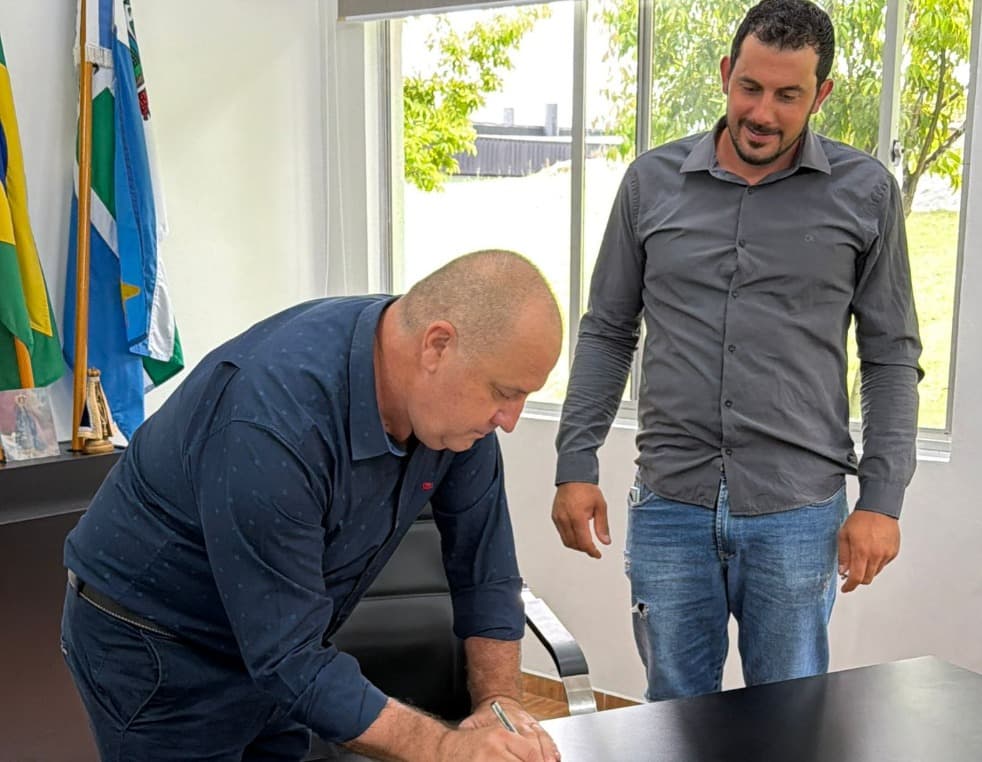 Prefeito Vanderlei Gallina transmite o cargo ao vice Douglas Kviatkoski por 10 dias