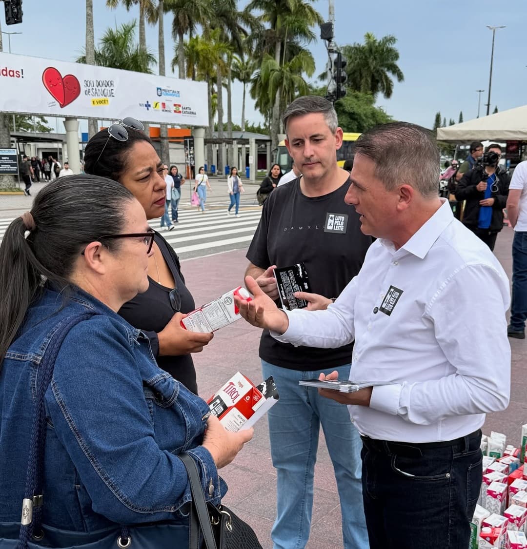 Deputado Altair Silva distribui leite nas ruas de Florianópolis em protesto pacífico pela crise do setor