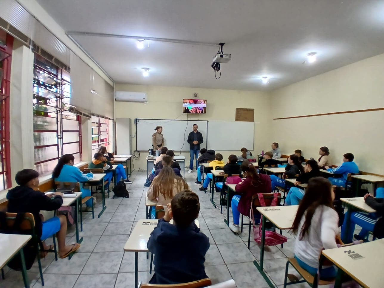 Drogas e bullying em debate no Projeto Escola de Família em Modelo