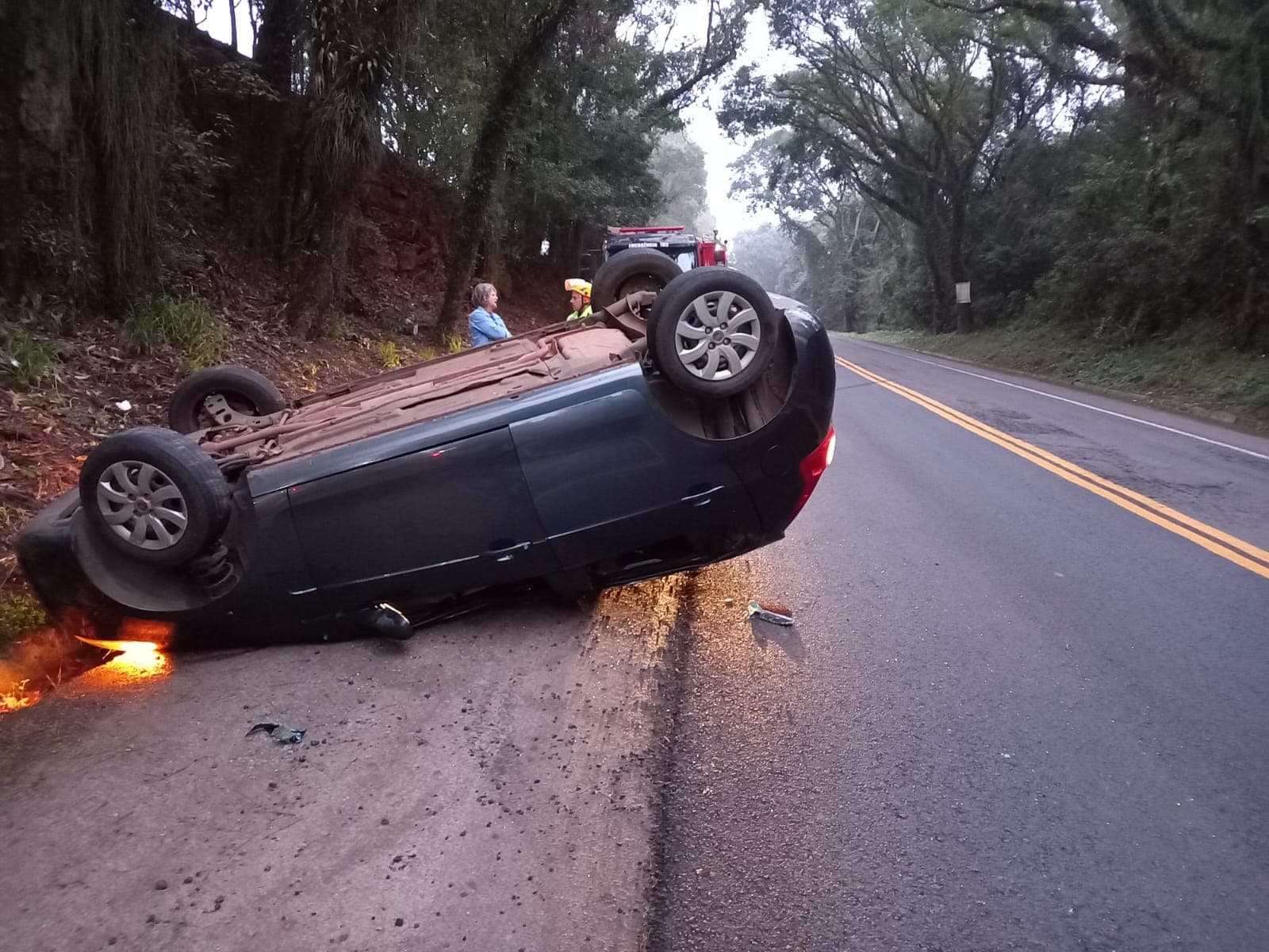 Carro ficou com as rodas para cima (Foto: Corpo de Bombeiros)
