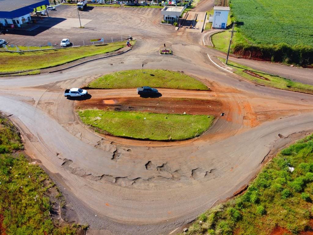 Veículos passando por 'picada' e buracos ao lado (Foto: Jornal Falcão)