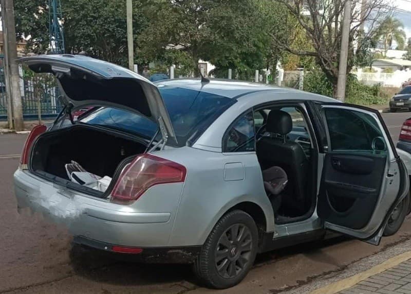 Carro foi abordado em Xanxerê, no Oeste de Santa Catarina (Foto: Polícia Militar)