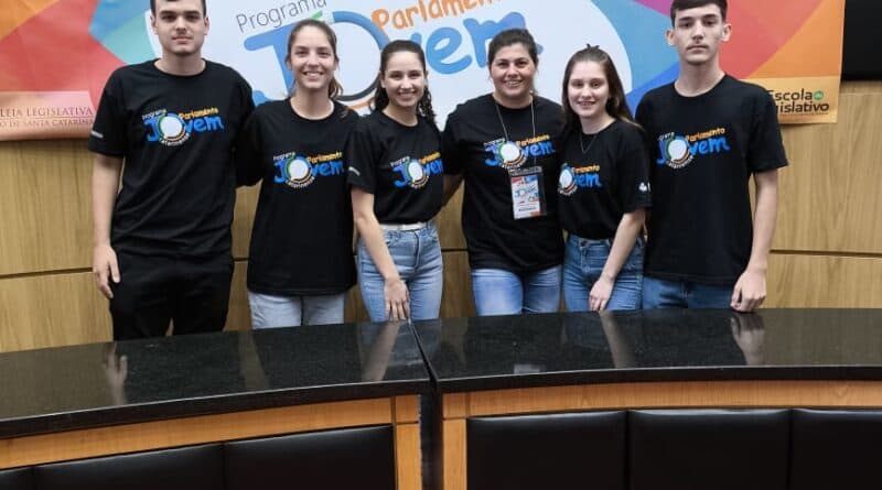 Alunos da escola EEB São Luiz foram empossados (Foto: Divulgação )