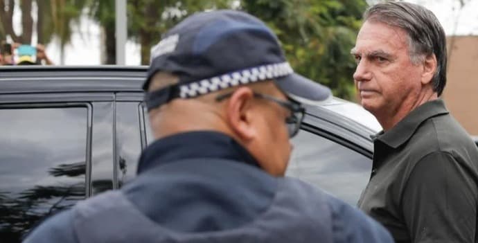 Bolsonaro recebe alta após internação e é diagnosticado com câncer de pele