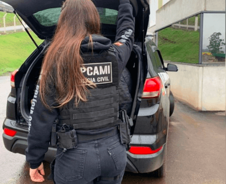 Suspeito foi preso no local de trabalho (Foto: Polícia Civil)