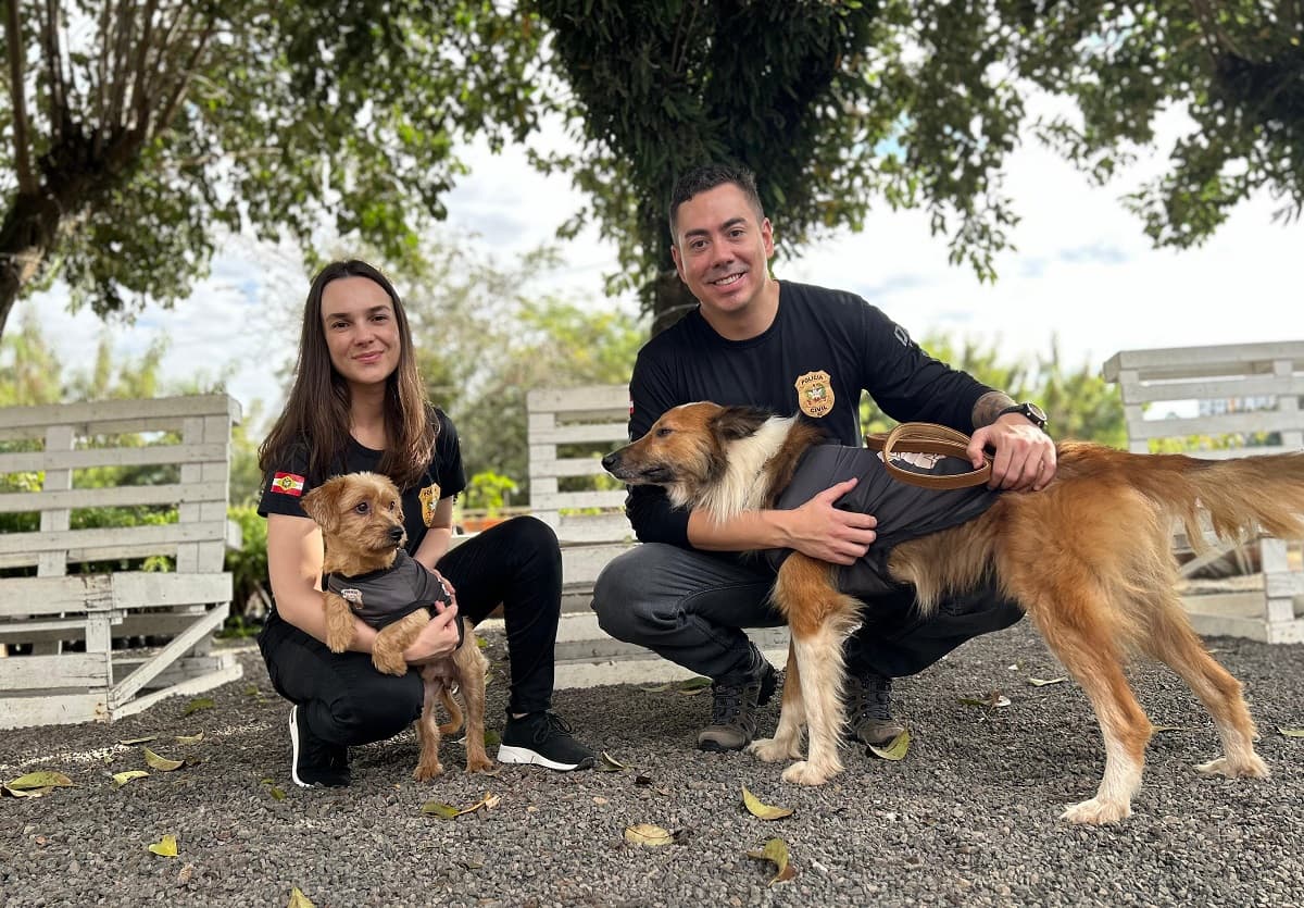 Escrivã Karen e agente Renan com seus "parças" (Foto: Renan Ribeiro)
