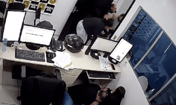 VEJA: Desespero na delegacia: morador ameaça pegar arma e é imobilizado