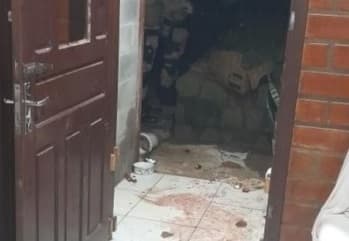 Local onde autora jogou pedaços de madeira (Foto: Polícia Militar)