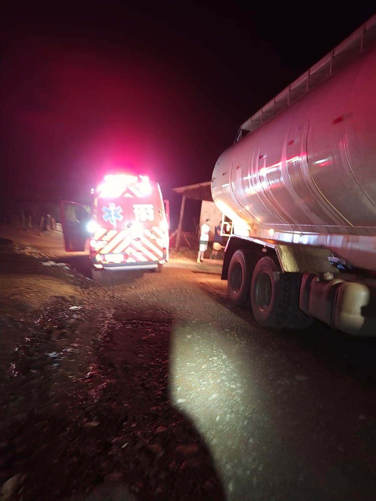 Caminhão encosta na rede elétrica e motorista perde a vida