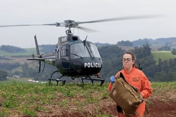 Helicóptero permaneceu uma hora em lavoura até resgate ser concluído (Foto: Divulgação)