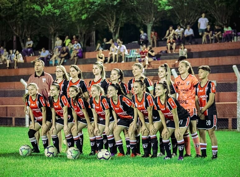 A boa comunicação e o desempenho físico das meninas levou a vitória com direito a sorriso no rosto (Foto: Renan Ribeiro)