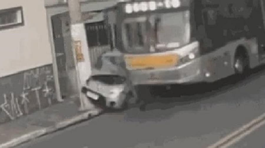 VEJA: ‘Deus colocou a mão’: 30 segundos fazem morador escapar da morte
