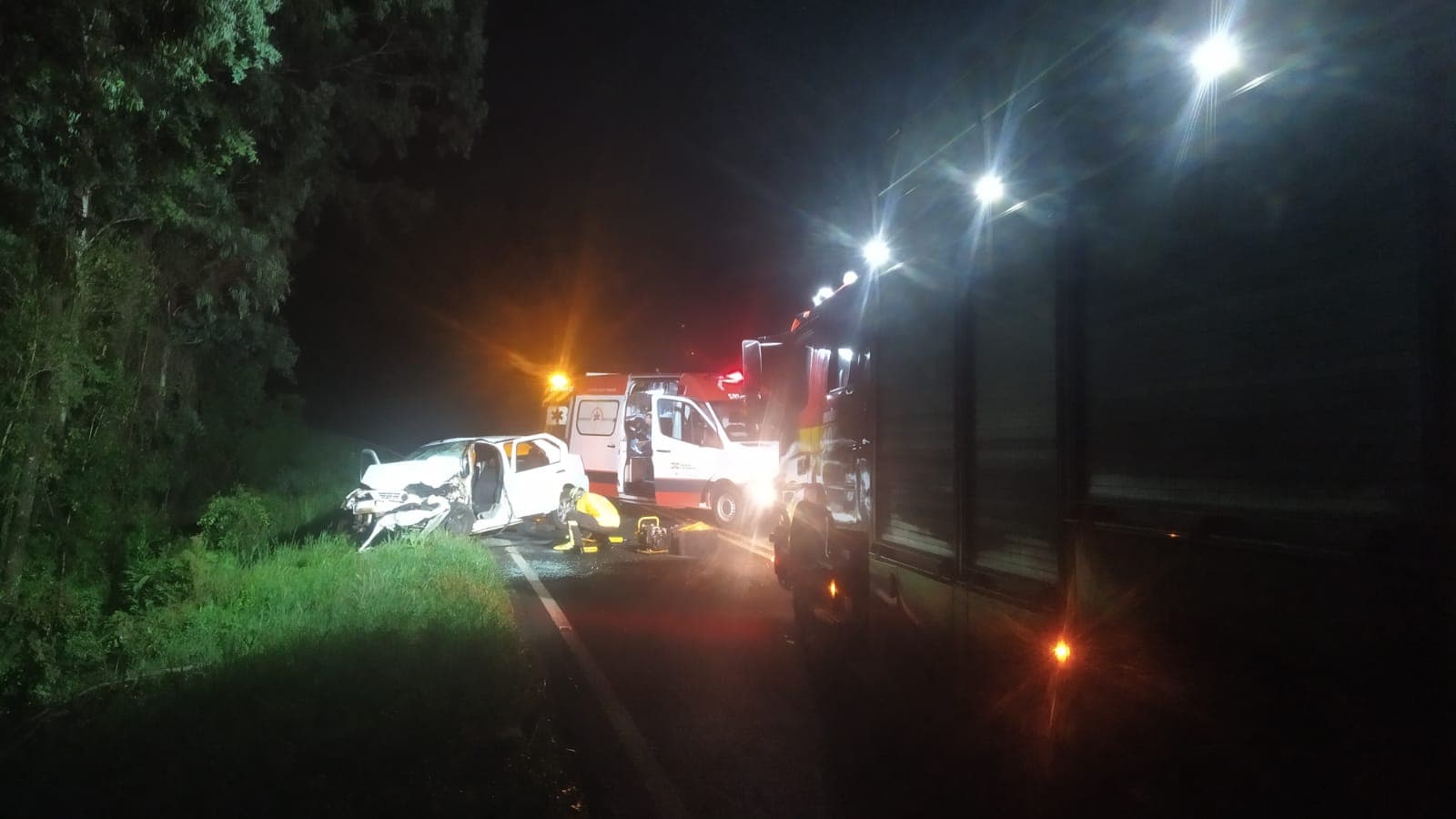 Bombeiros resgatam homem preso às ferragens após acidente na SC-480