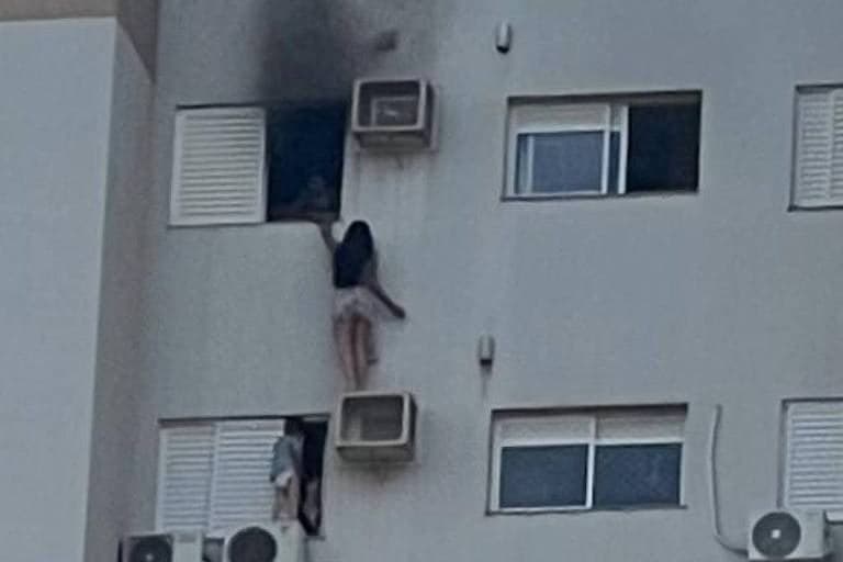 Incêndio em prédio: heroína de resgate luta pela vida