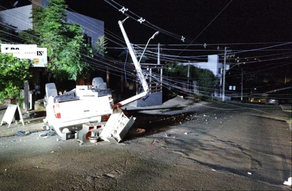 Caminhonete capotada após acidente (Foto: Corpo de Bombeiros)