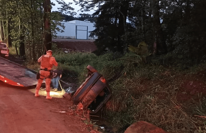 Fuga acaba em capotamento no Oeste
