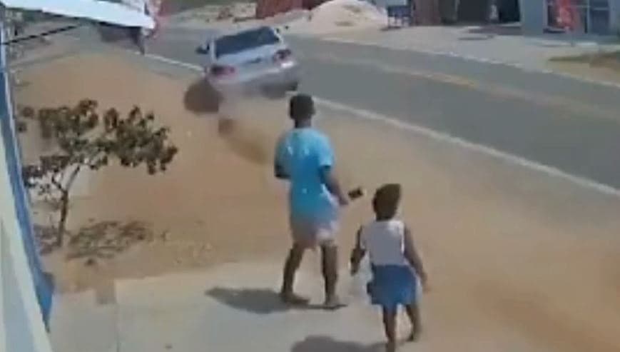 Moeda no chão evita tragédia; veja o vídeo