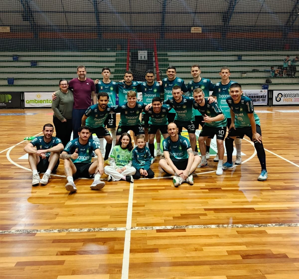 Um gol de amor ao esporte: Pinhalense Futsal Zagonel realiza sonho de torcedora de 11 anos