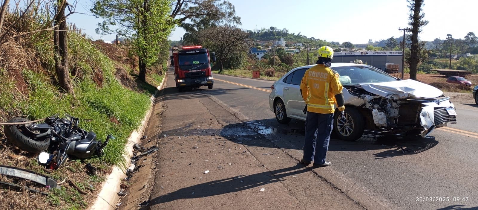 Colisão entre carro e moto deixa motociclista gravemente ferido em Pinhalzinho (Foto: Divulgação CBM)